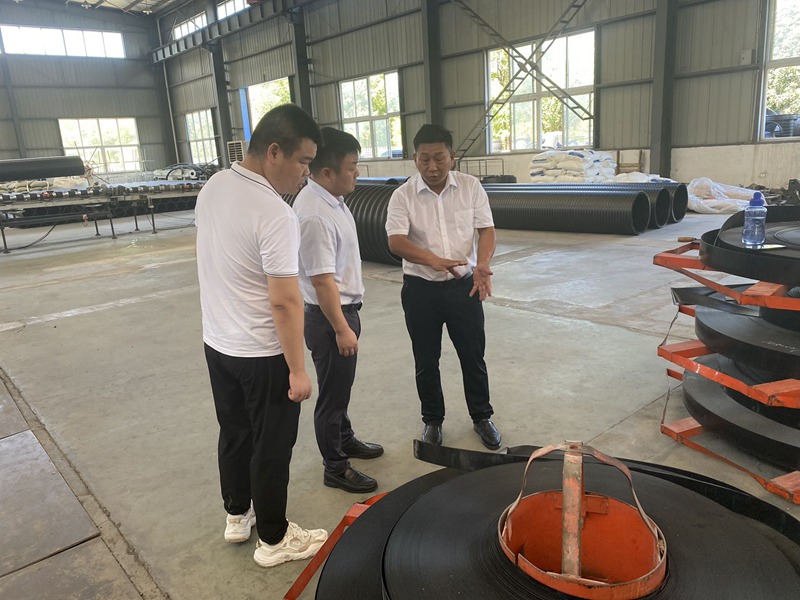 8月21日，仙桃市城发投集团集采办主任王洪波带队到十堰湖北飞歌科技股份有限公司实地考察钢带缠绕管