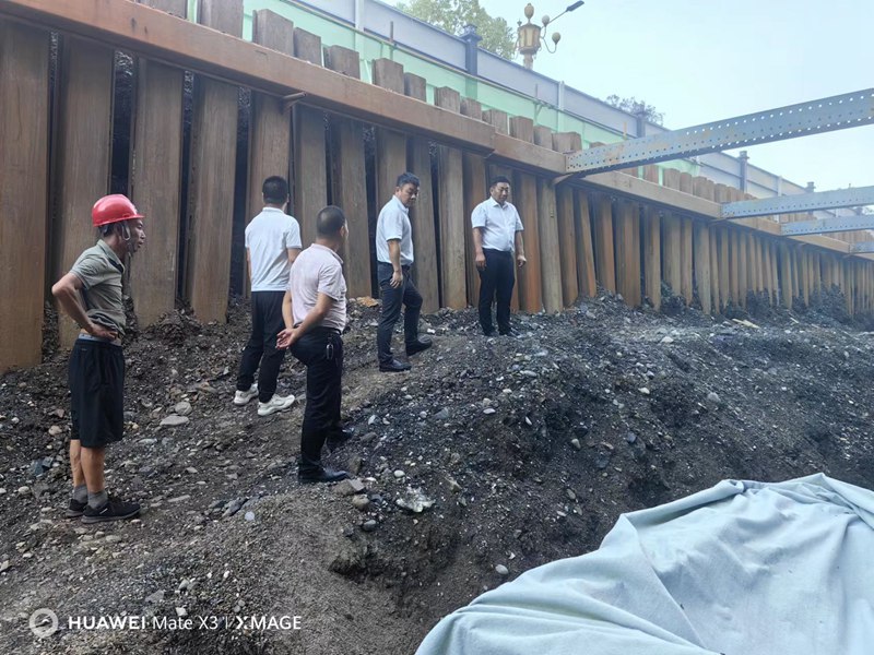 8月21日，仙桃市城发投集团集采办主任王洪波带队到十堰湖北飞歌科技股份有限公司实地考察钢带缠绕管