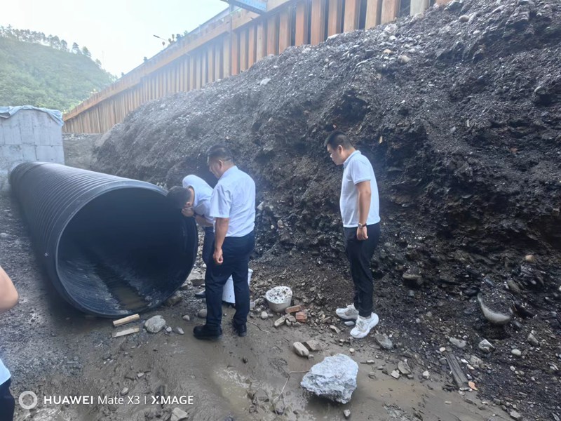 8月21日，仙桃市城发投集团集采办主任王洪波带队到十堰湖北飞歌科技股份有限公司实地考察钢带缠绕管